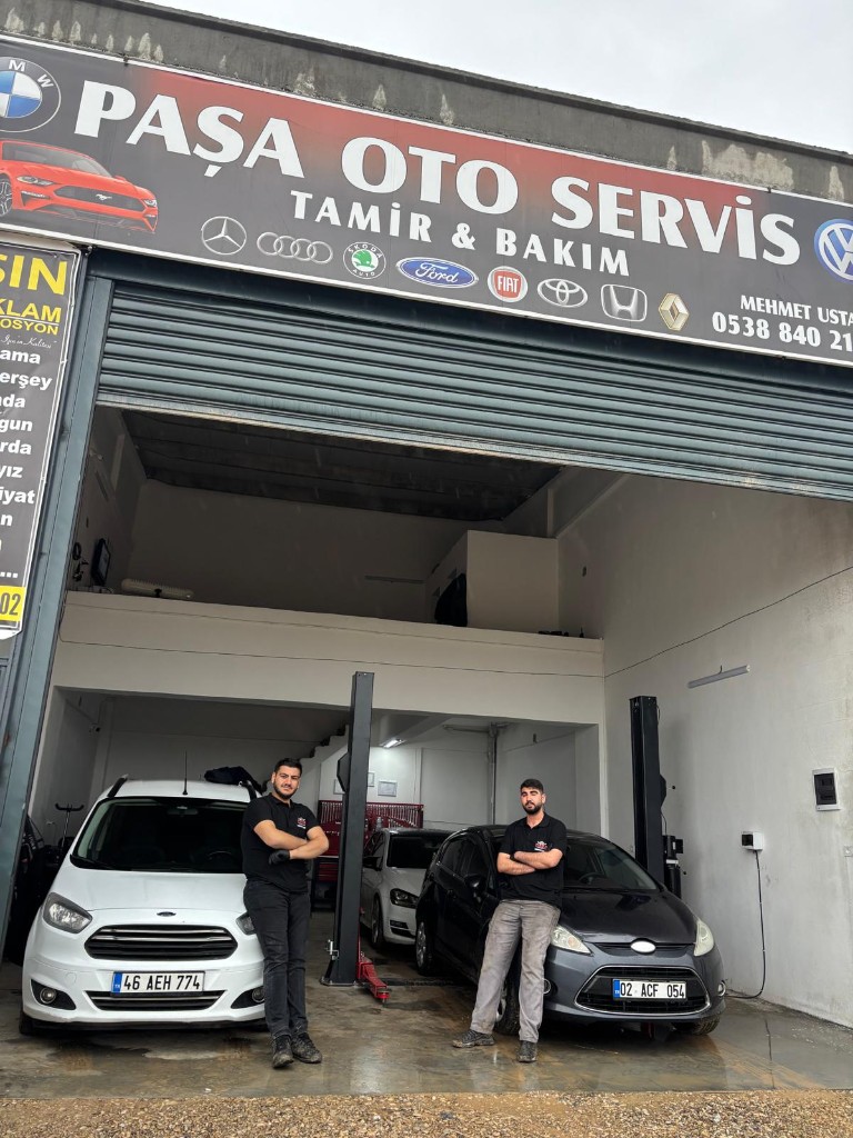 Paşa Oto Servis ekibi atölye girişinde
